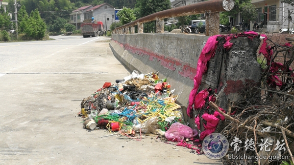 上图为：鼎城区黄土店镇王家庙沙田溪桥上当地居民倾倒的生活垃圾！