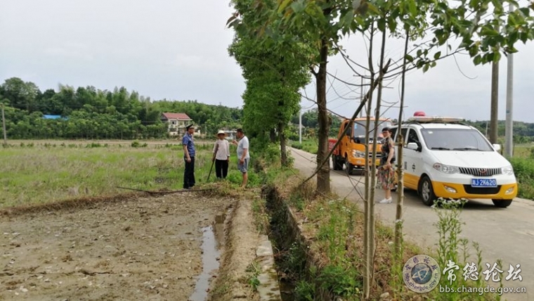 上图为：区公路局党员志愿服务宣传队员深入到田间地头开展环保、安全法制文化宣传活动。