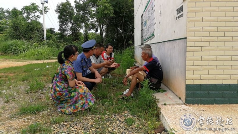 上图为：区公路局党员志愿服务者们在宣传日来到许家桥乡赤家岗村六组，与72岁的村民冯杰大爷宣讲环保、安全等法律知识。