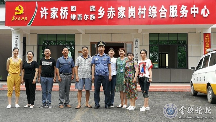 上图为：区公路局党员志愿服务宣传队员与社区工作人员合影留念。