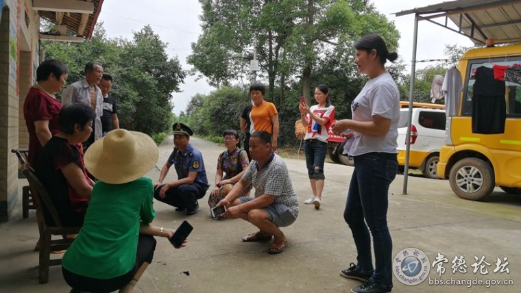 上图为：区公路局党员志愿服务者们在宣传日深入到许家桥乡赤家岗村村民家中，将环保、安全法制文化理念传播到每个村民。