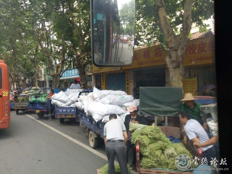 图为占道经营的情况