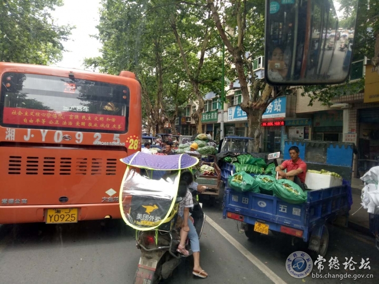 图为占道经营的情况