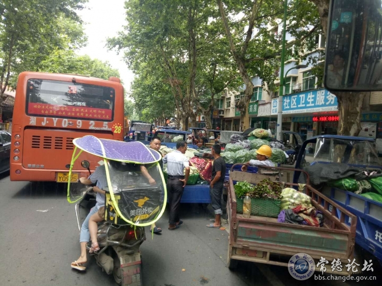 图为占道经营的情况