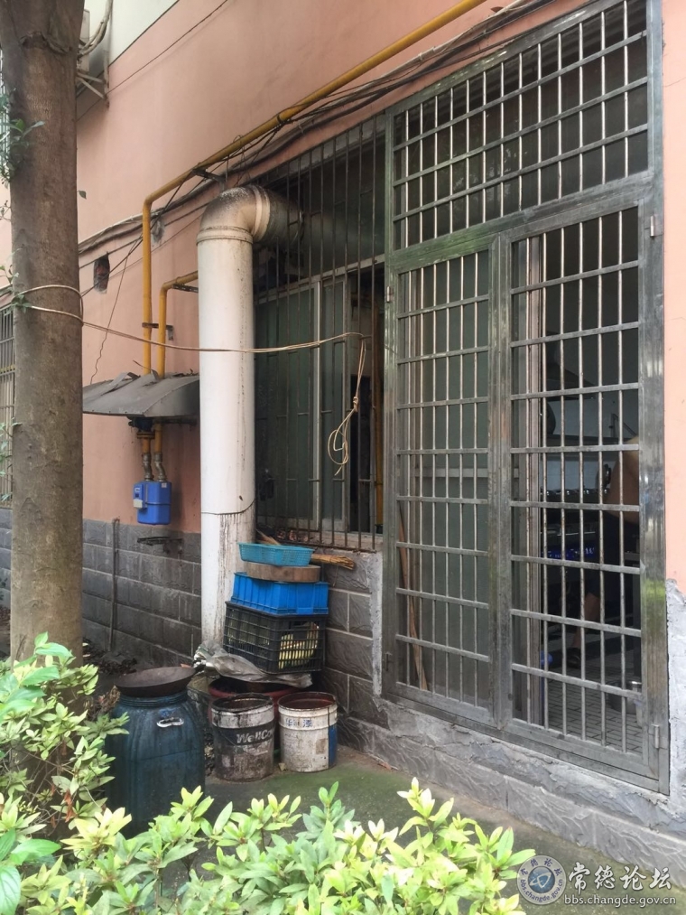 附近餐馆乱排乱放