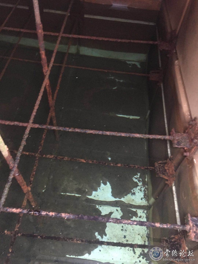 例：高层住户顶楼水箱内部现状