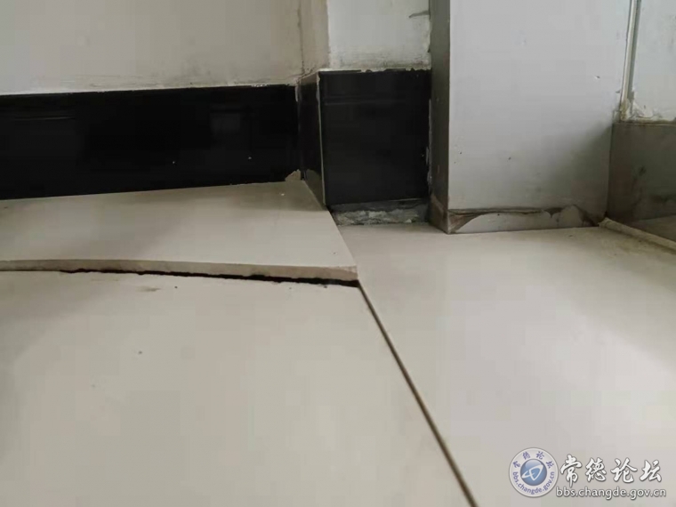 门店内地面塌陷