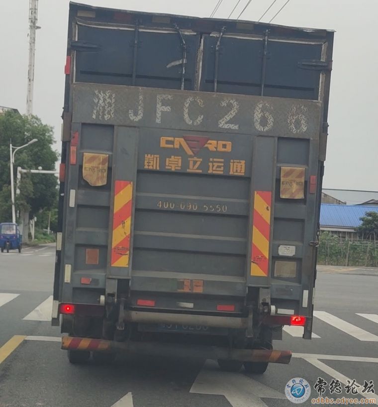 后支架挡住号牌